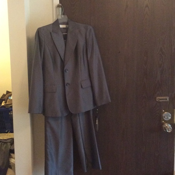 Brand new Tahari suit