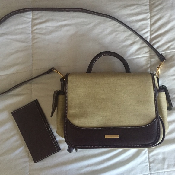 Handbags - 💥Sale💥 Vintage Messenger Beige and Brown