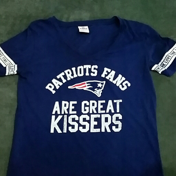 V-neck Patriots Tee