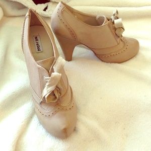 Cream colored heels💕