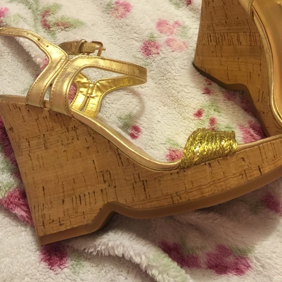 Nine West 8M wedge gold. Never worn - Picture 2 of 2