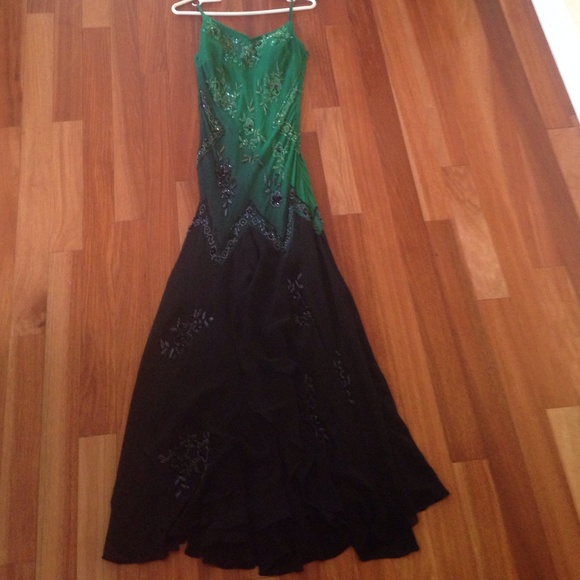 Exquisite formal dress, in PERFECT condition.