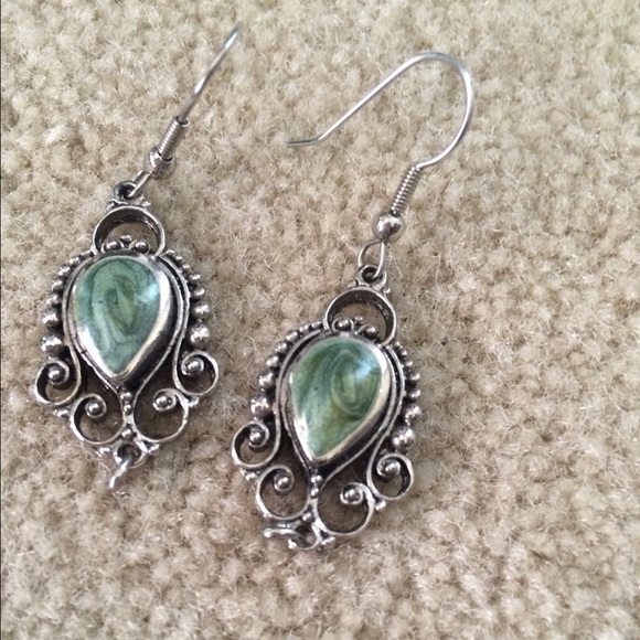 🎁 Earrings.