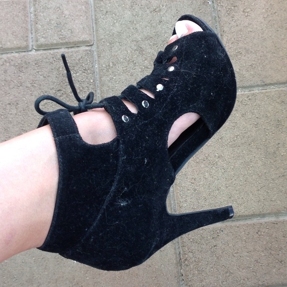 Lace up peep toe heels with button closure size 6 - Picture 3 of 3