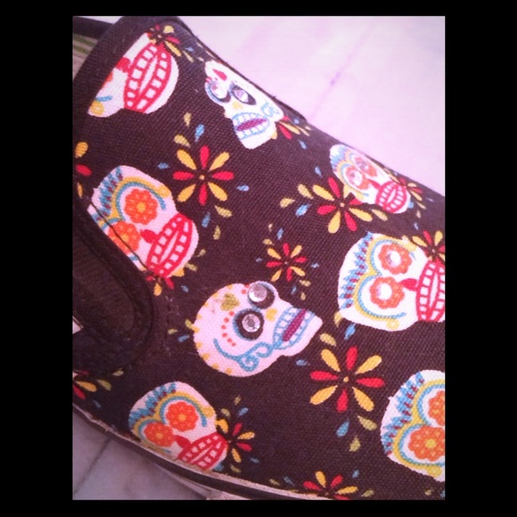 Canvas Skechers skull motif