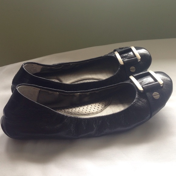 Size 5 black flat shoes