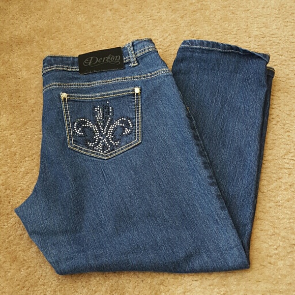 Dereon bling pocket capri pants.