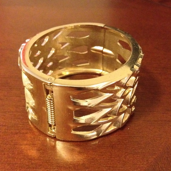Gold cuff bracelet - Picture 2 of 4
