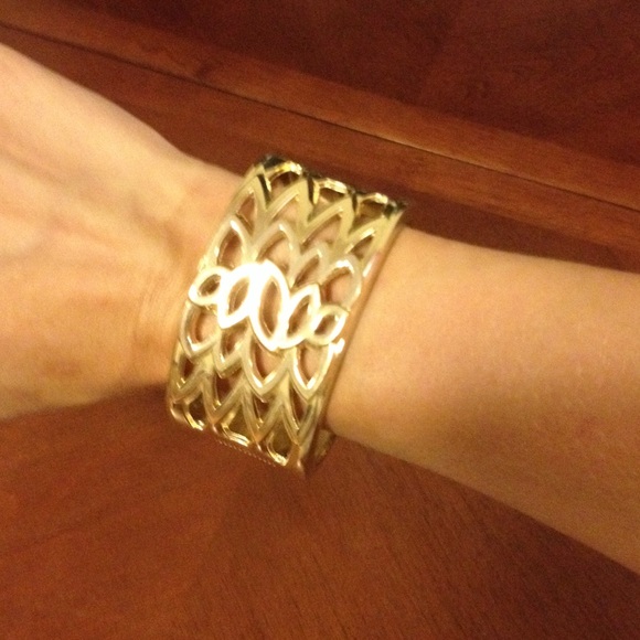 Gold cuff bracelet - Picture 4 of 4