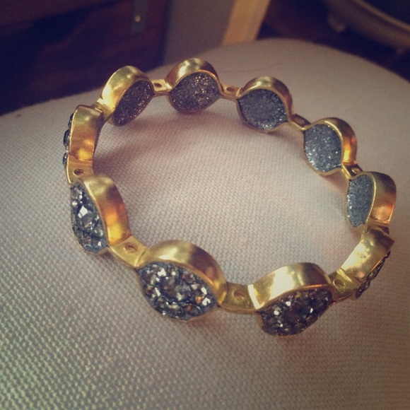 Gold tone amethyst and druzy link bangle