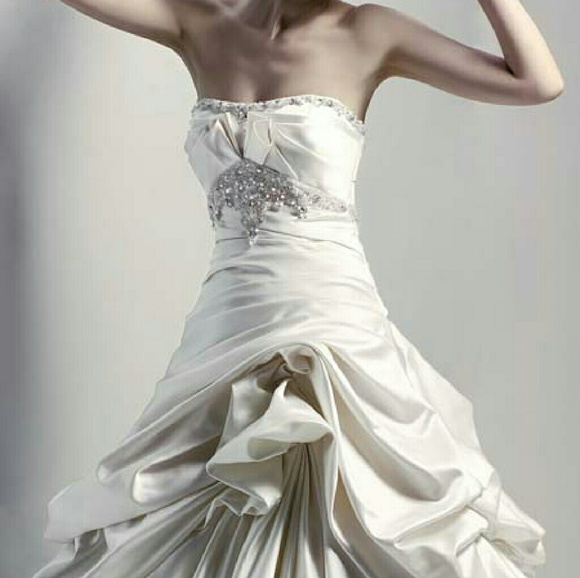 Wedding gown - Picture 2 of 7