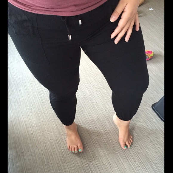 💥 SOLD 💥 GAP Drawstring Capri Black Pants