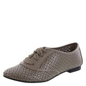 Caraway Perforated Oxford size 9 1/2.