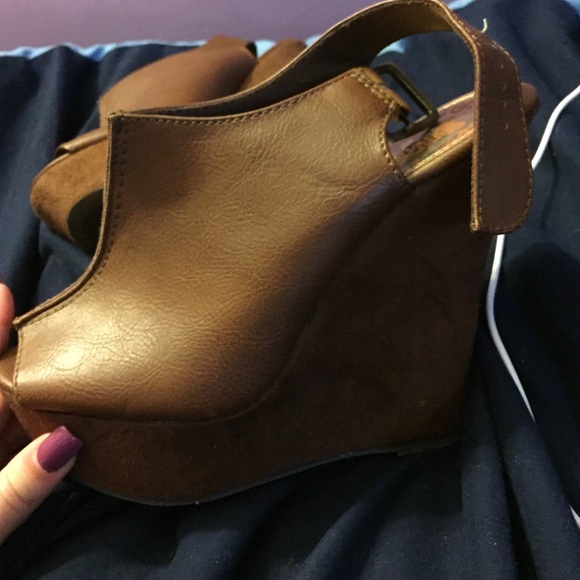 Super cute brown wedges