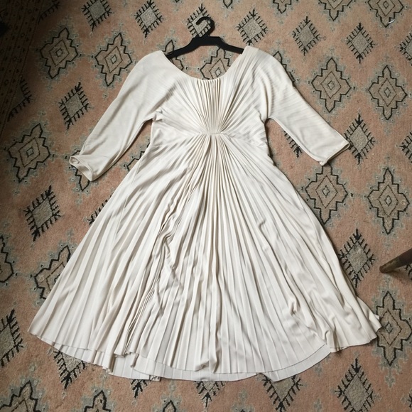 🚫SOLD🚫 Max Azria white pleated midi dress size S