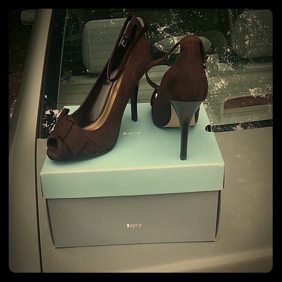Apt. 9 Lively Brown peep toe Heels