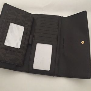 🌹Awesome Brown Michael Kors checkbook wallet🌴💐