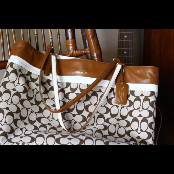 SOLD. Coach tote!  Sophisticated - Gorgeous ❤️