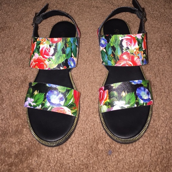 Shoes - Woman's Size 8 Sandals