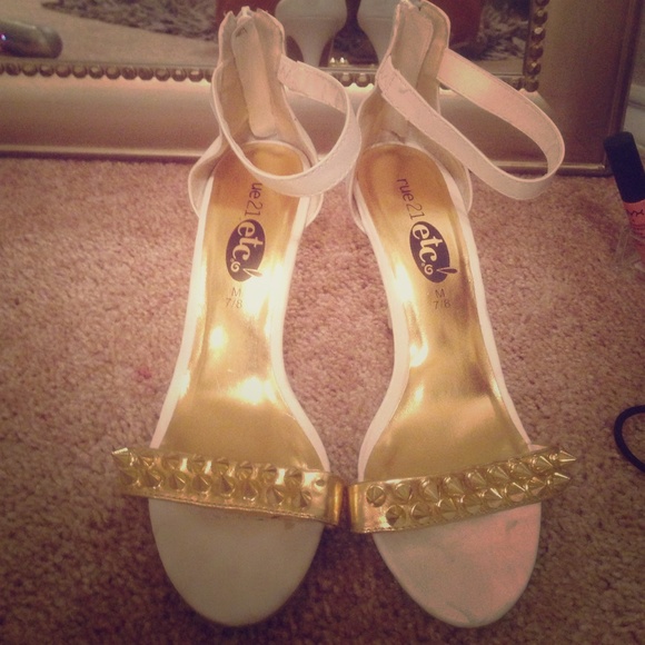 White and gold spiked sandal - Picture 1 of 4