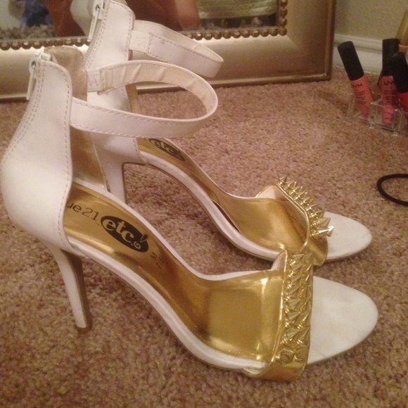 White and gold spiked sandal - Picture 2 of 4