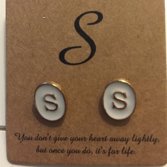 Initial S earrings oval white and gold