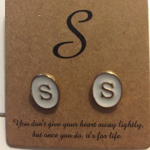 Initial S earrings oval white and gold