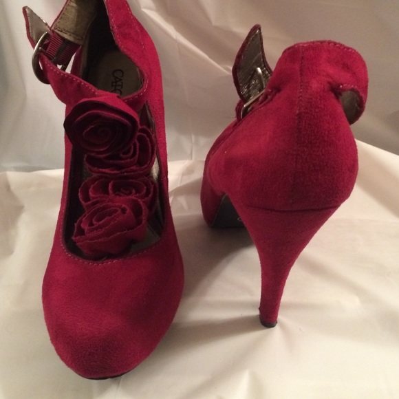 Fuchsia colored heels with rose detail