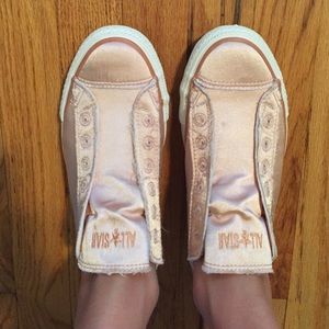 Rose gold slip-on converse!