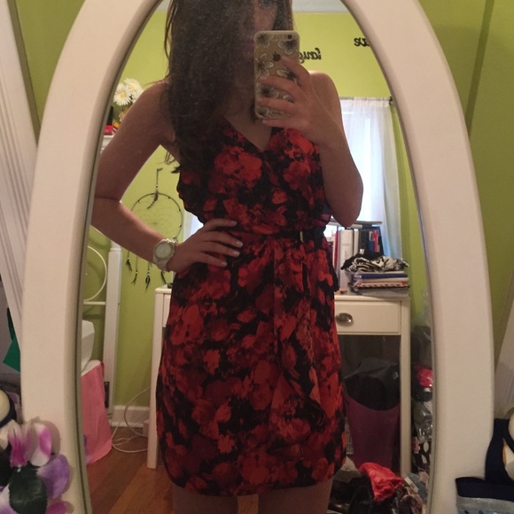 ❗️$$ DROP❗️red & black floral ruffle front dress