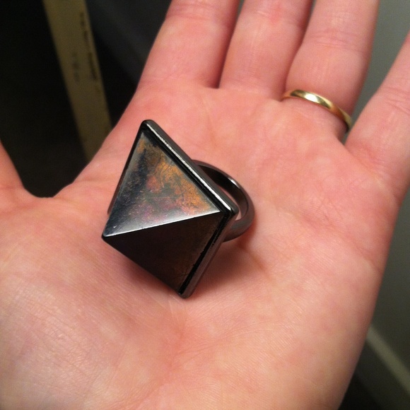 Pyramid ring