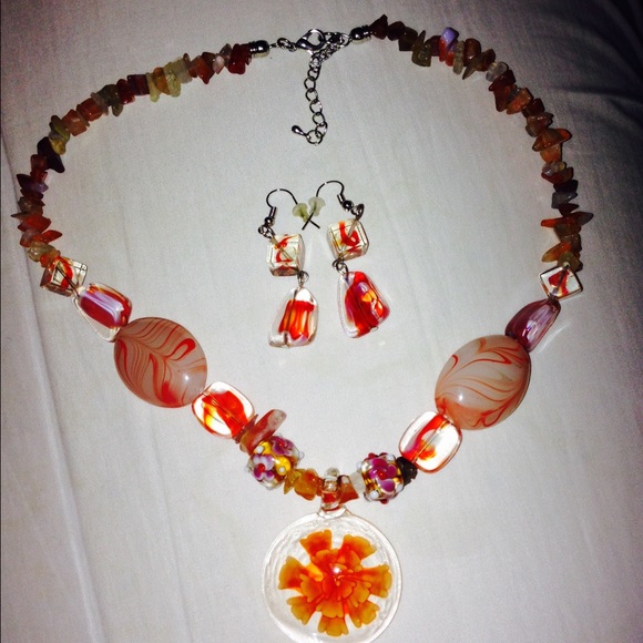 Necklace and matching earrings - Picture 1 of 1
