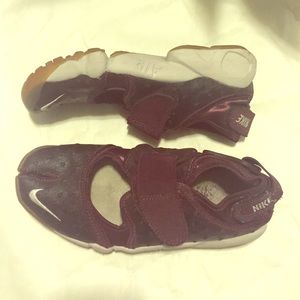 Nike Air Rift in burgundy