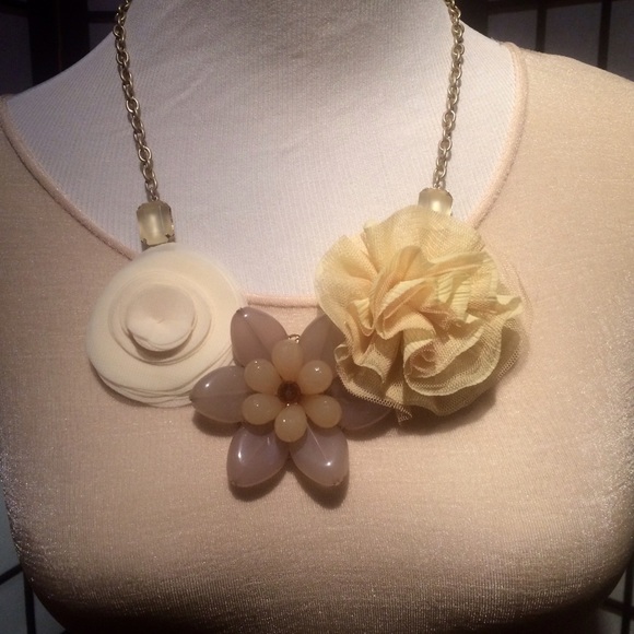 FABRIC/RESIN FLORAL NECKLACE MUTED SUMMER COLORS