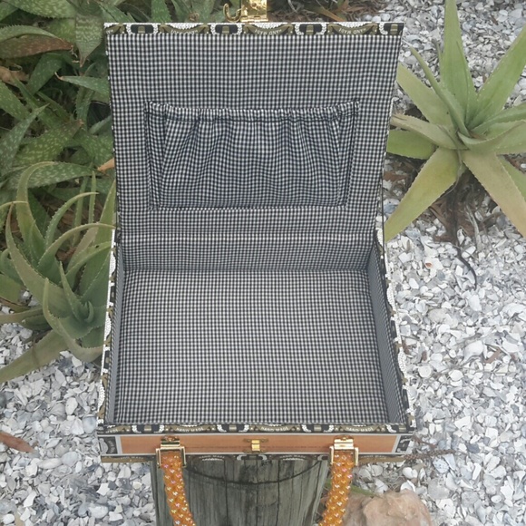 SOLD TO MYSELF!! 1970's Vintage Cigar Box Purse - Picture 3 of 4