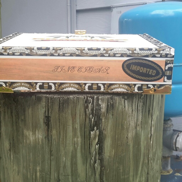 SOLD TO MYSELF!! 1970's Vintage Cigar Box Purse - Picture 4 of 4