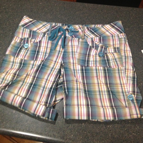 Size 13/14 juniors Candies plaid shorts.