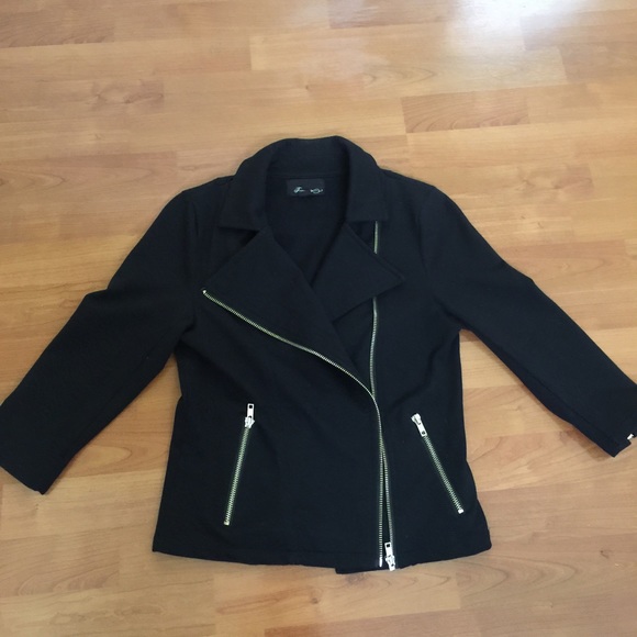 Cropped sleeve black blazer