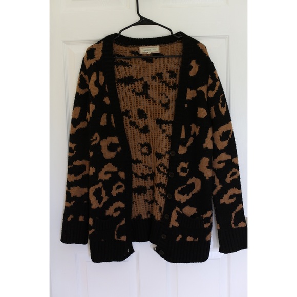 Chunky oversized open sweater.