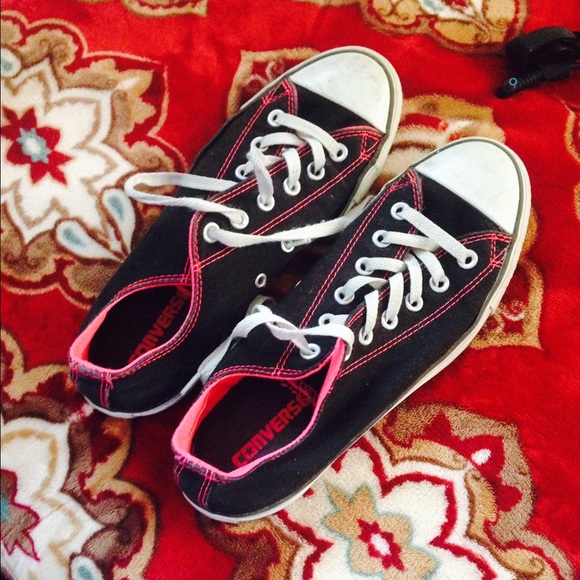 Black converse with pink stripes