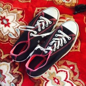 Black converse with pink stripes