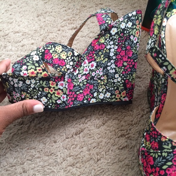 Floral wedges (FINAL PRICE): slightly negotiable