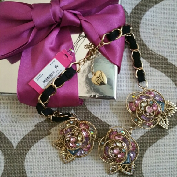 Betsey Johnson statement necklace