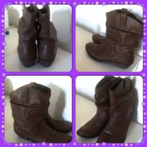 Boots color brown