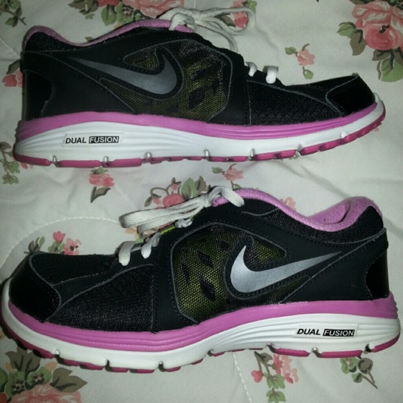 Girls nike dual fusion