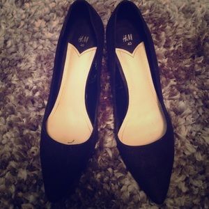 Black pointed-toe pumps