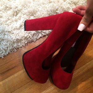 Red suede pumps! 💃🏻