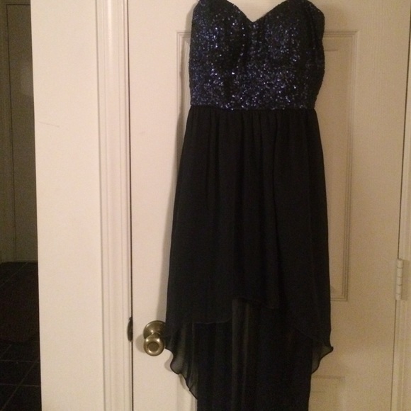 Beautiful hi-low prom dress perfect for any dance!