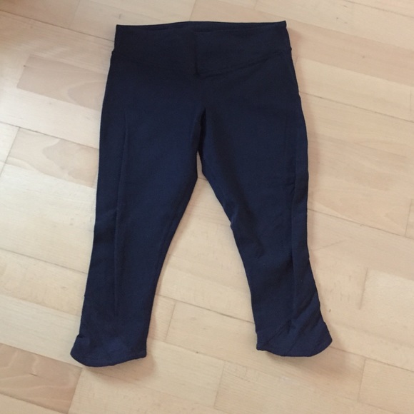 Lululemon low rise cropped legging.