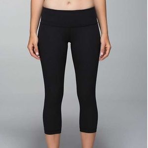 black lululemon wunder under crop II